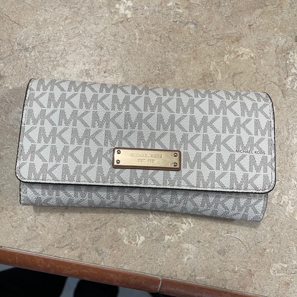 MK logo wallet